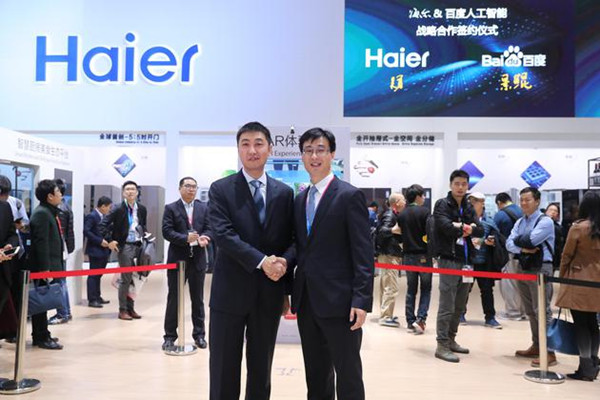 百度度秘事业部总经理景鲲（左）与海尔集团冰冷产业中国区总经理吴勇（右）
